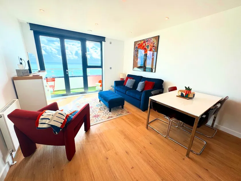 Stunning beach front 1bed apartment with sea views - Image 1
