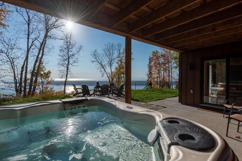 Chez Annie 215: Panoramic Views & Hot Tub - Image 1