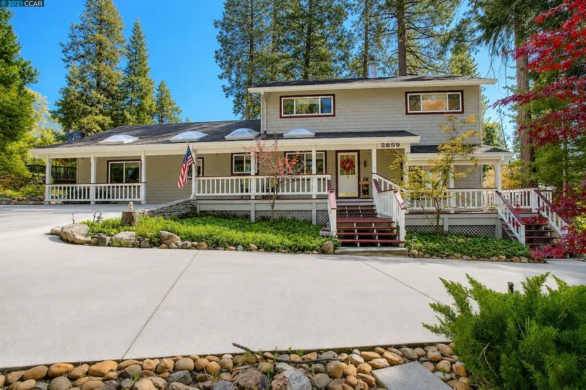 LAKEMONT PINES  •  Big Family Home  • AC • DOG + RV's - Image 1