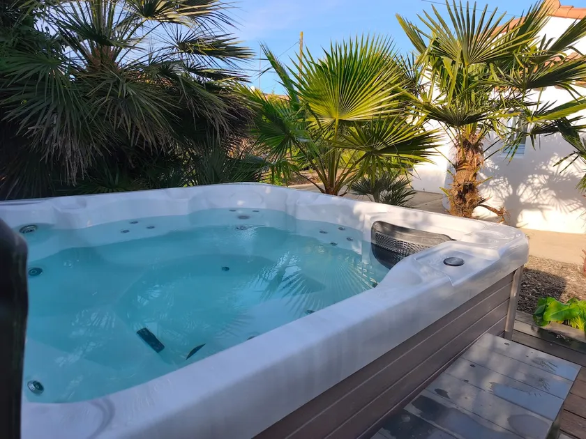 Villa with a heated spa, 400 metres from the beach - Image 1