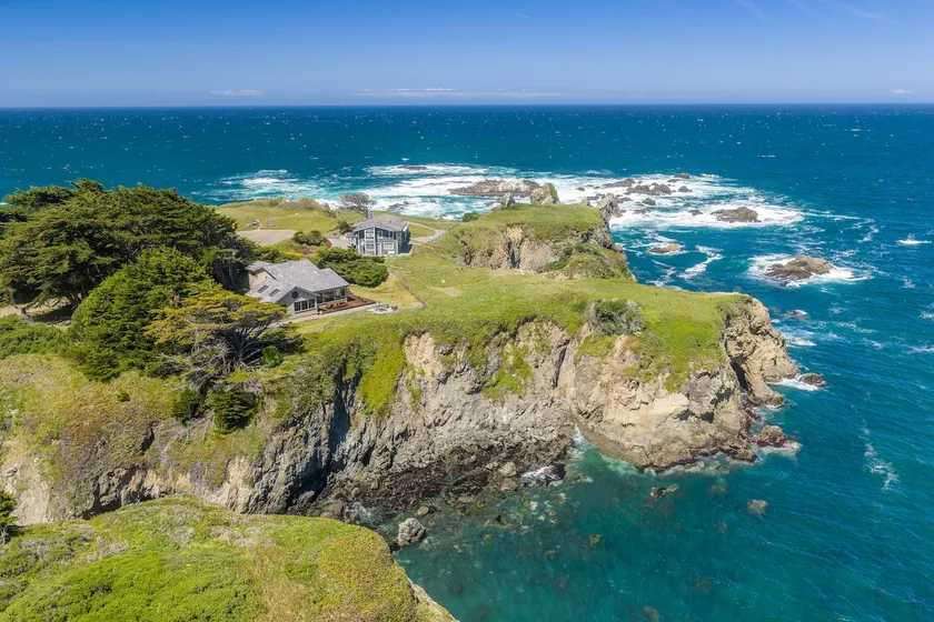 OCEANFRONT, LARGE LUXURY HOME, COASTLINE & BEACH - Image 1