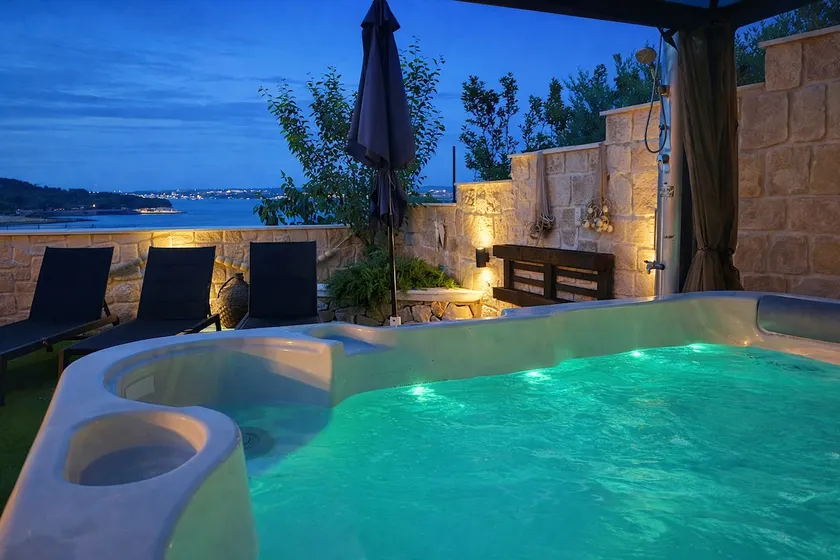 Luxury Sunrise Apartment with Jacuzzi & Sea View - Image 1