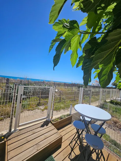 Beachfront apartment with direct beach access - Image 1