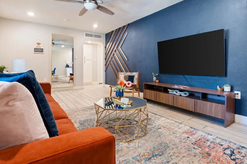 Central | 7 Mins to Airport | 1 Story | Sleeps 10 - Image 1