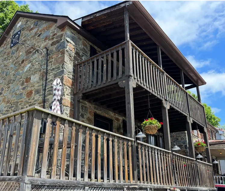 Entire historic stonehouse 1 mi walk Harpers Ferry - Image 1