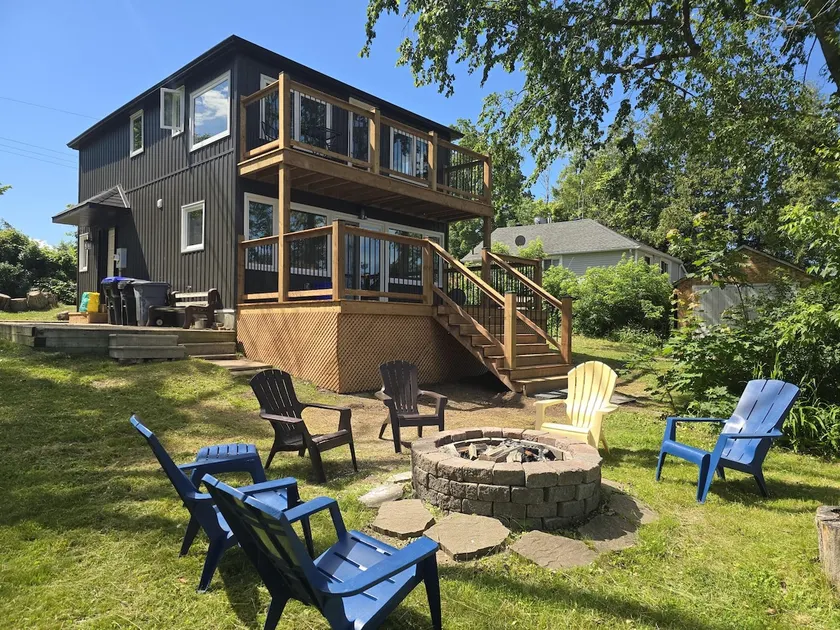 3 Bedroom Waterfront Cottage Kawartha Lakes - Image 1