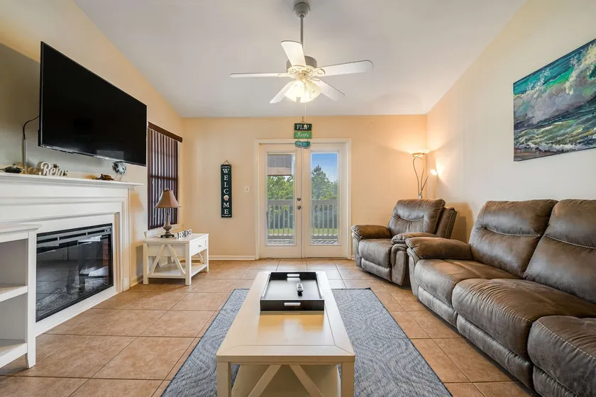 Snowbird-friendly condo with AC, outdoor pool, ten - Image 1