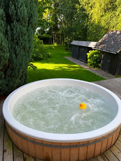Pure relaxation in the hot tub and only 800 meters to the beach - Image 1
