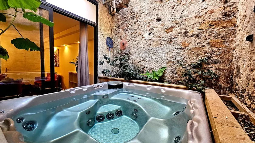 Exceptional Loft: Private Jacuzzi/Billiards/Massage - Image 1