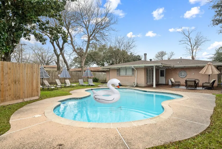 Heated Pool-King Bd, pool table,Wi-Fi, Smart TVs - Image 1