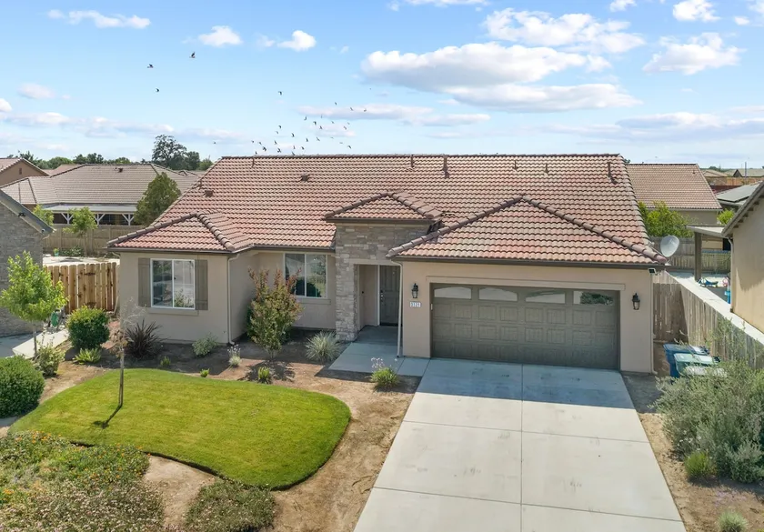 Tulare 3 BR Home - Fast WiFi - Memory Foam Beds - Image 1