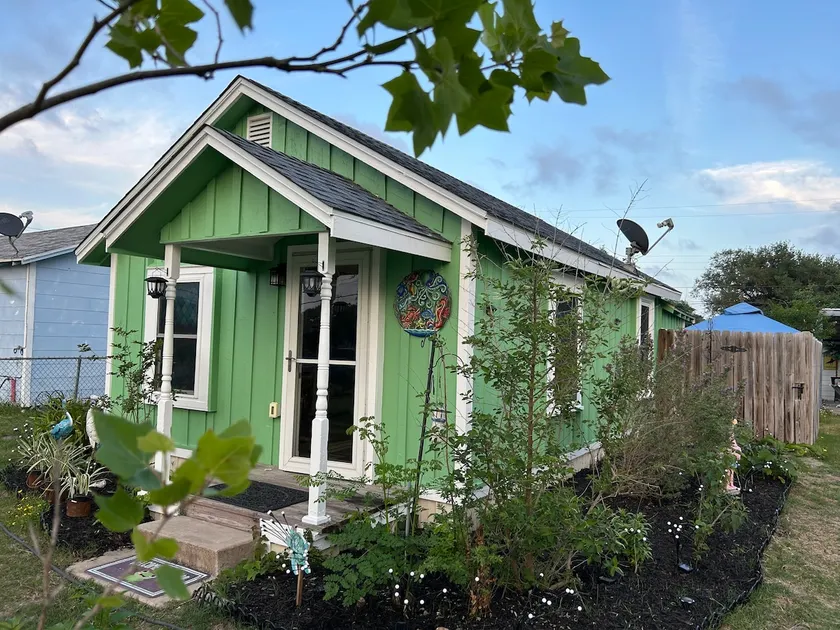 Charming cottage w/ outdoor shower in fishing town - Image 1