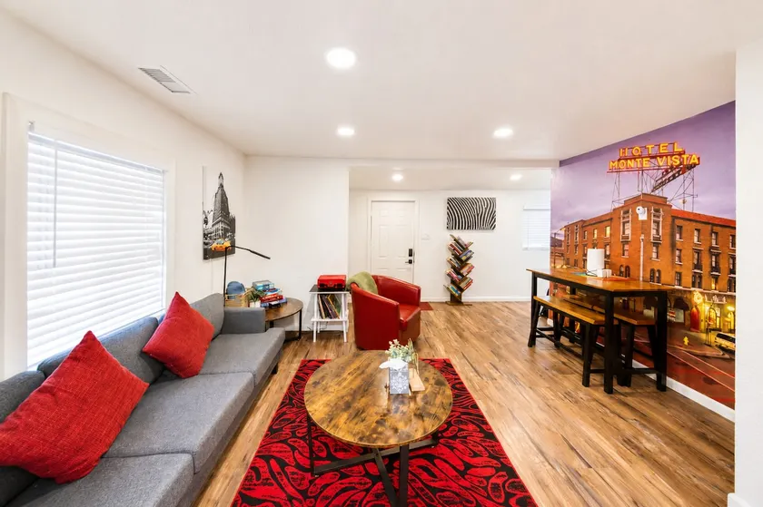 Downtown Ruby Red Bungalow w/AC, Fully Fenced Yard, W/D, 2 Smart TVs, Fast WiFi - Image 1