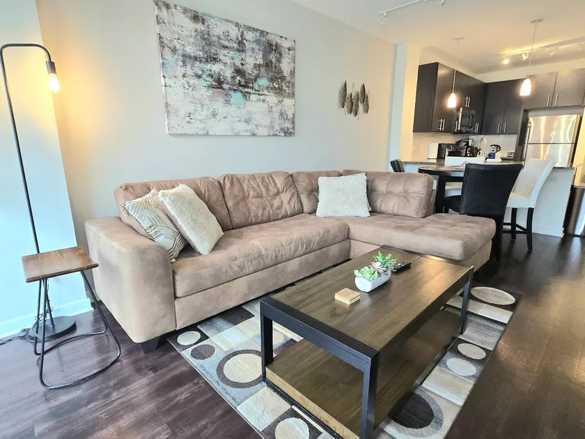 \"Joy of Evanston\" 1BDR, KING EXEC Suite, pool+Gym - Image 1