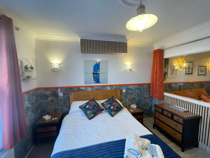 \"The Nautical\" Pet Friendly Seafront Apartment - Image 1