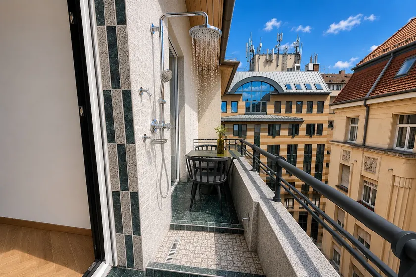 Loft with Outdoor Shower on Top Floor with Terrace - Image 1