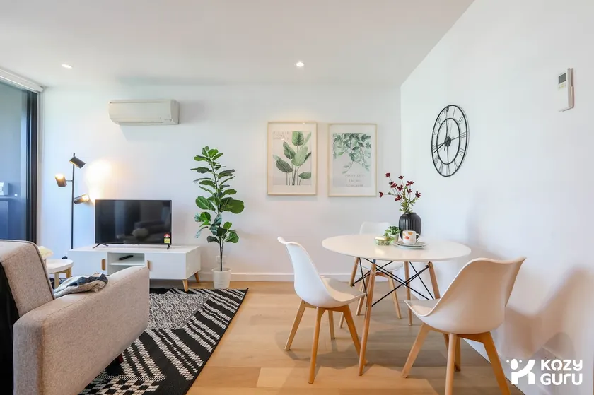 KozyGuru | Docklands | Modern 1 Bed Apt - Image 1