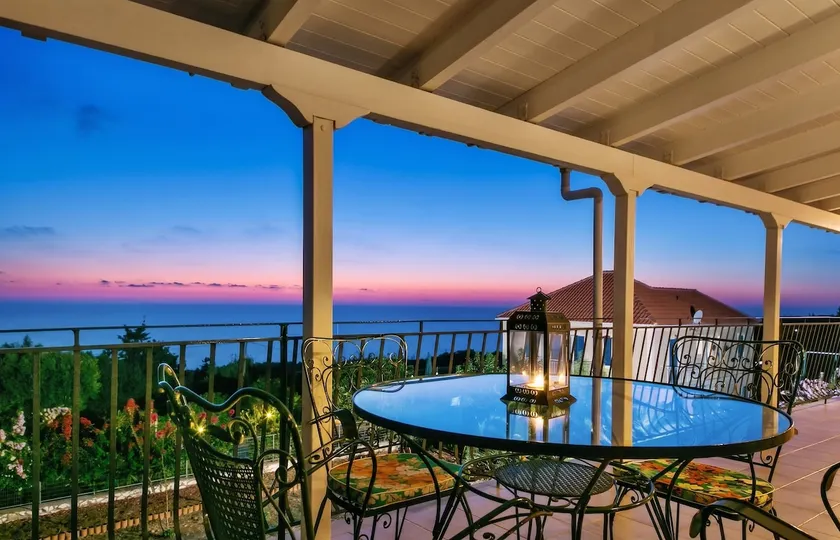 Spacious Apartment with Sea View in Tzamarelata - 90 m² - Image 1