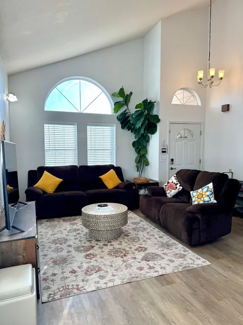 Good natured home with spacious backyard and patio - Image 1