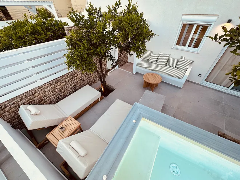 Theros Luxury Apartment - Image 1