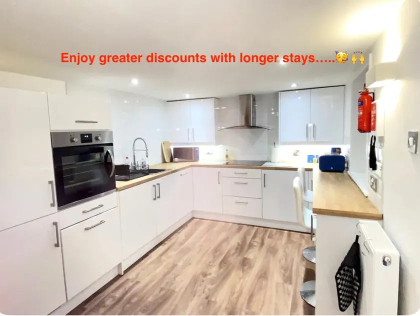 Westons Hideaway, 2 Bed, Free Parking, 6 mins walk to beach, - Image 1