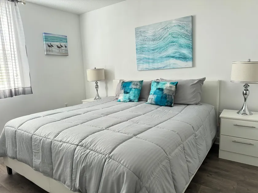 Steps to Beach | King size bed - Image 1