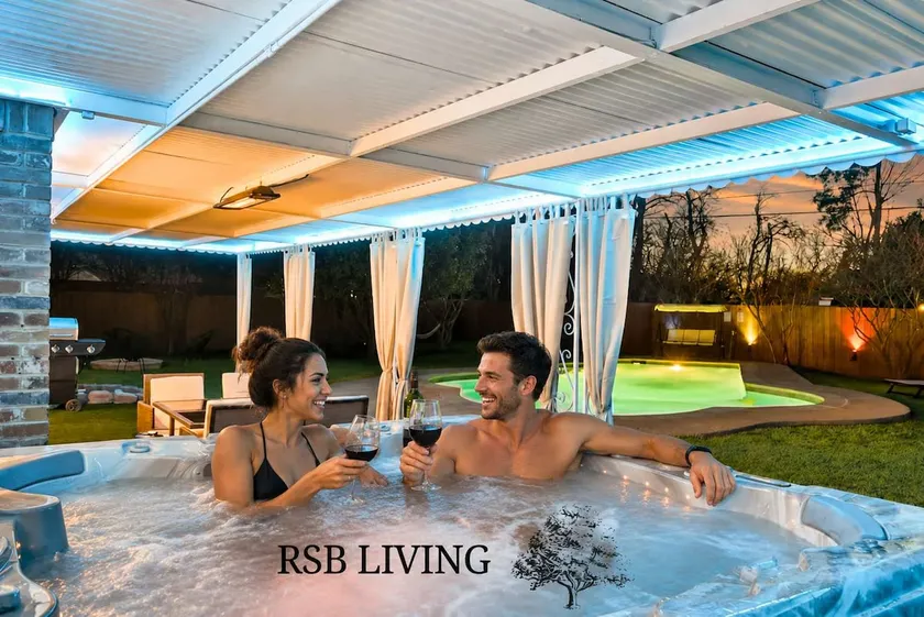 5BR/2.5B Home - Private Pool, BBQ & Cinema - Image 1