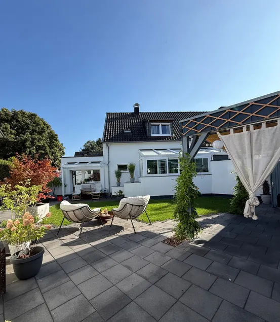Nice semi-detached house with garden and parking area - Image 1