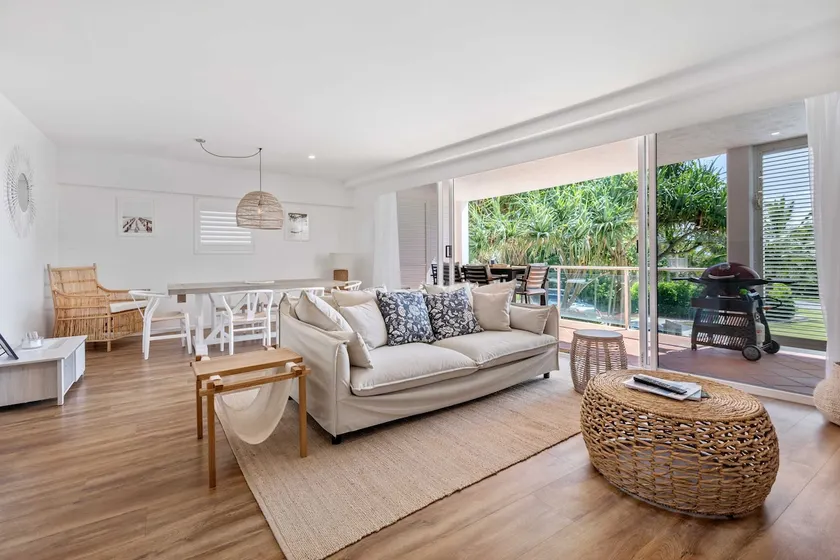 Sophisticated & stylish beachside apartment with pool - Image 1