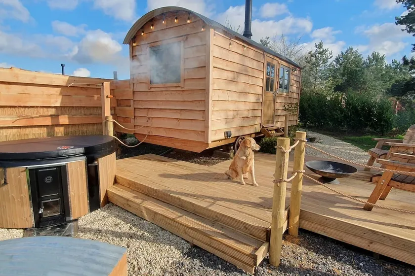 Kitchen Garden Shepherd's Hut with hot tub - Image 1