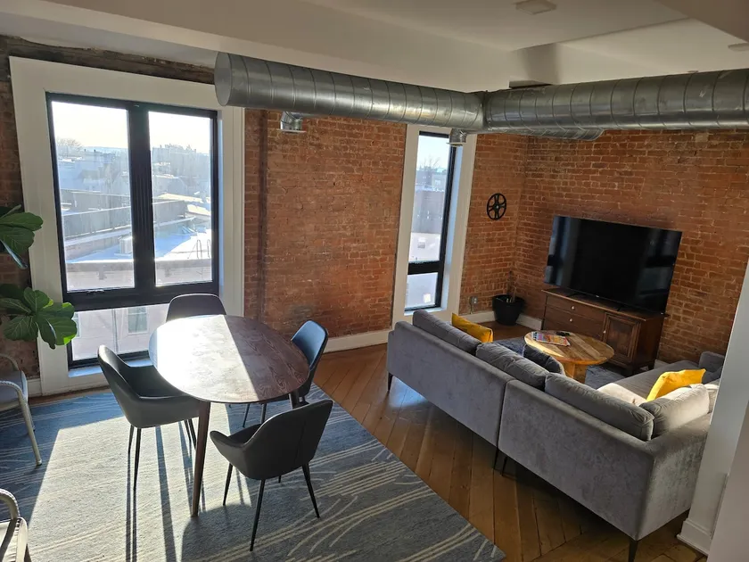 beautiful large sunny penthouse condo apartment - Image 1