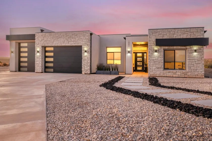 Modern Getaway Near Zion • Family-Friendly Escape - Image 1