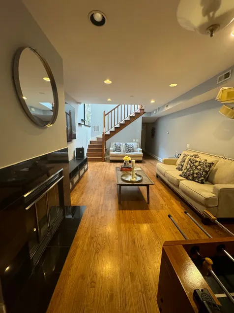 Hidden Gem - 3 Story House & Pet Friendly! - Image 1