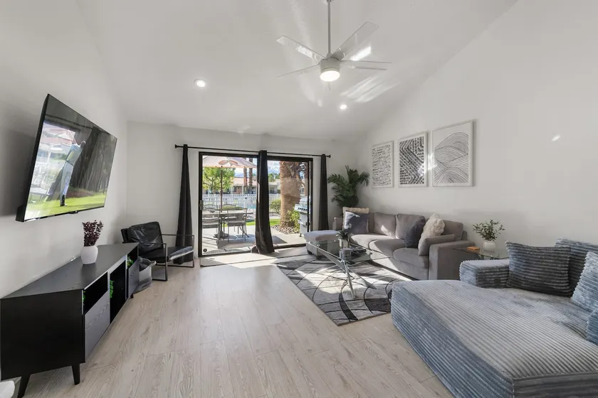 Vos oasis in palm desert - Image 1