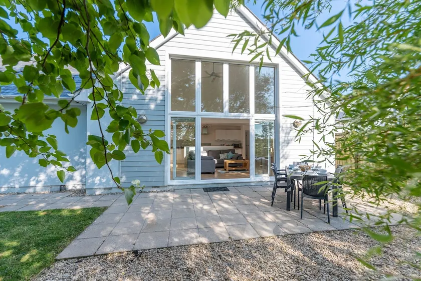 Seashells - Three Bedroom House, Sleeps 6 - Image 1