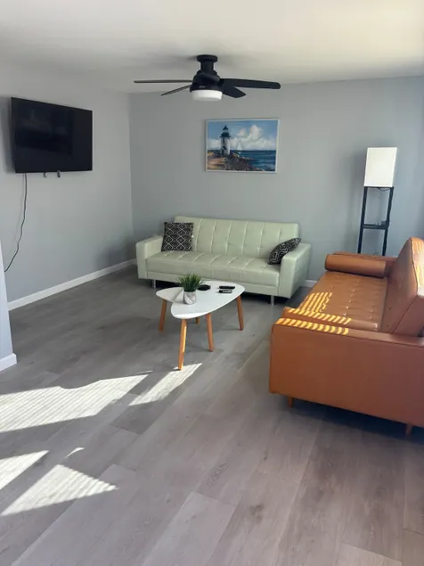 Modern & Recently Renovated Beach house. Sleeps 6 - Image 1