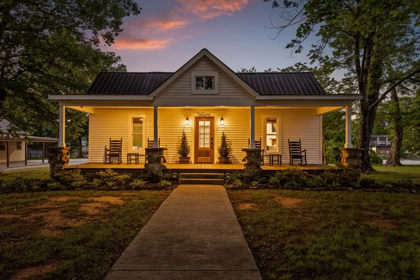 Walkable Cottage with a Fire Pit - Image 1