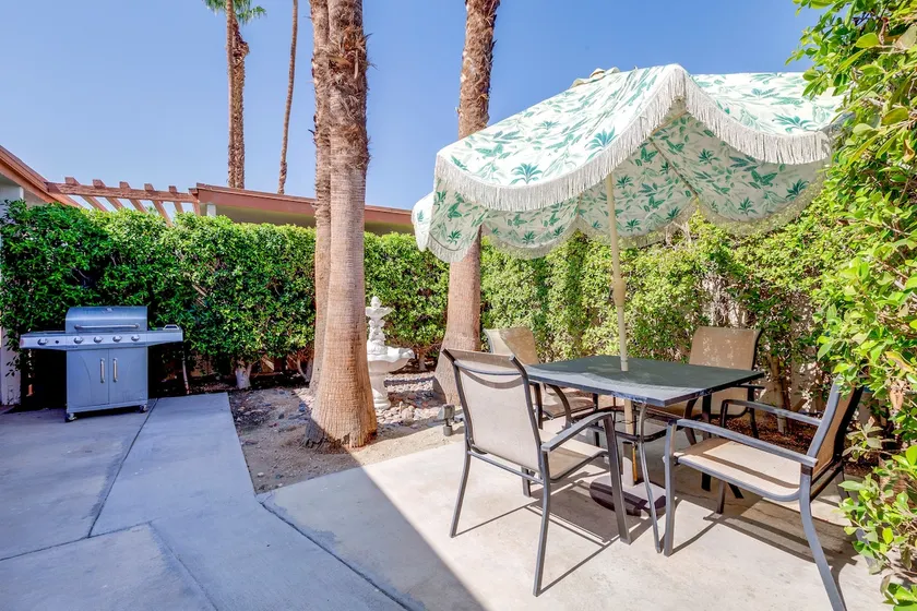 Trendiges Palm Desert Haus mit Patio & Poolzugang - Image 1
