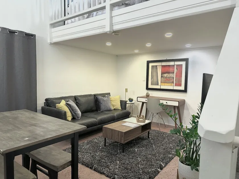 Large Comfy Cottage- Close to Downtown - Image 1