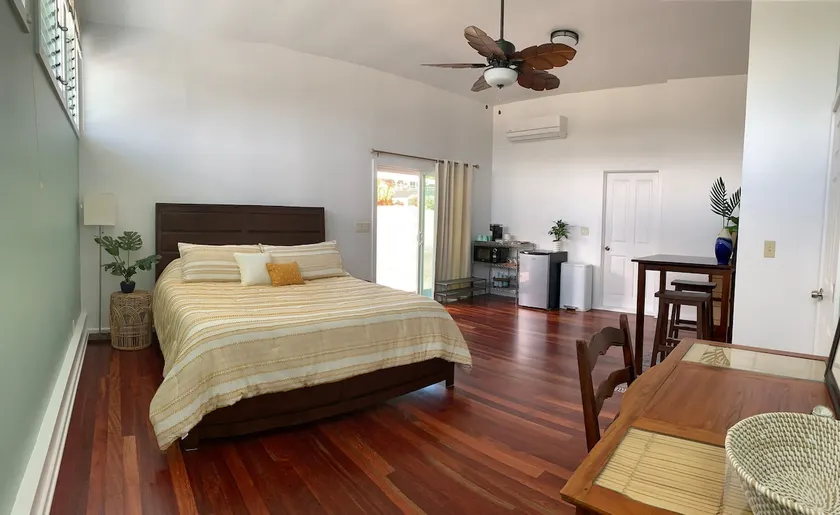 studio close to great surf and Hilo-1 King Bed - Image 1