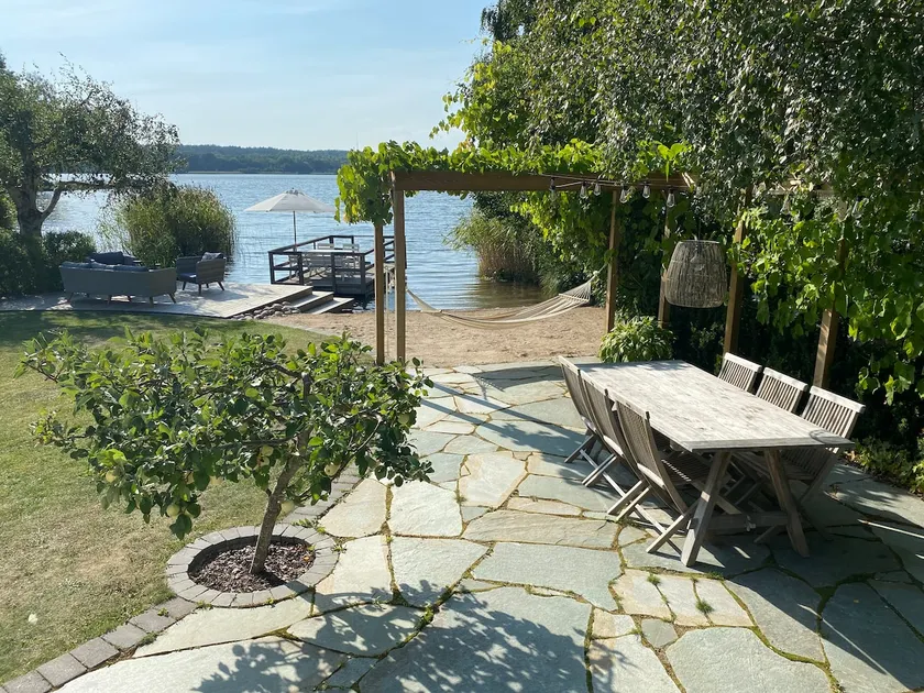 Lake house with beach, sauna & boat - Image 1