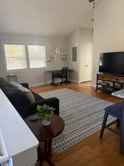 Spacious Guest House in Mt Pleasant *10 min to dtn - Image 1