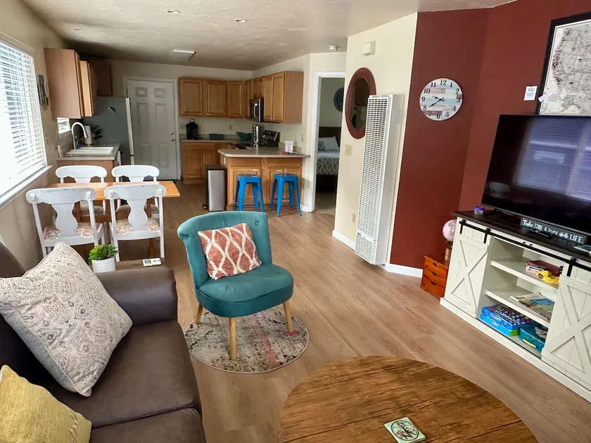 Cheerful 2BR, walking distance to Redwood Skywalk - Image 1