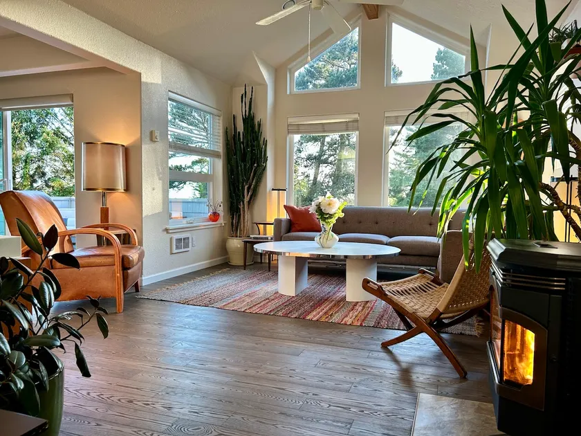 Airy & bright coastal getaway perched in the trees - Image 1