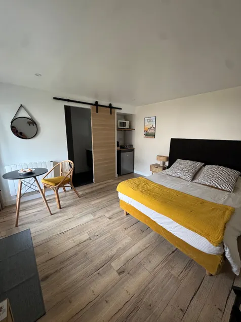 Independant bedroom, close to the beach - Image 1