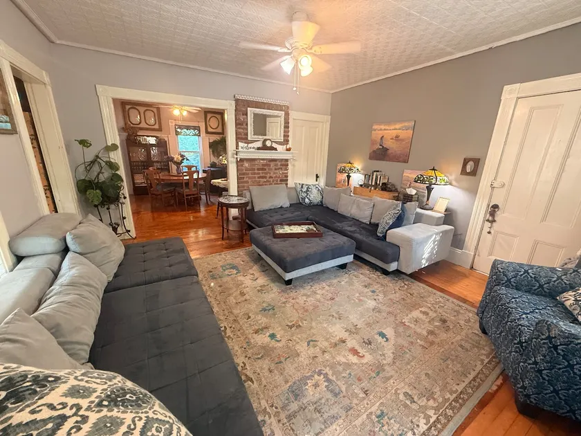 Walk to historic downtown. 2 bedrooms. King bed - Image 1
