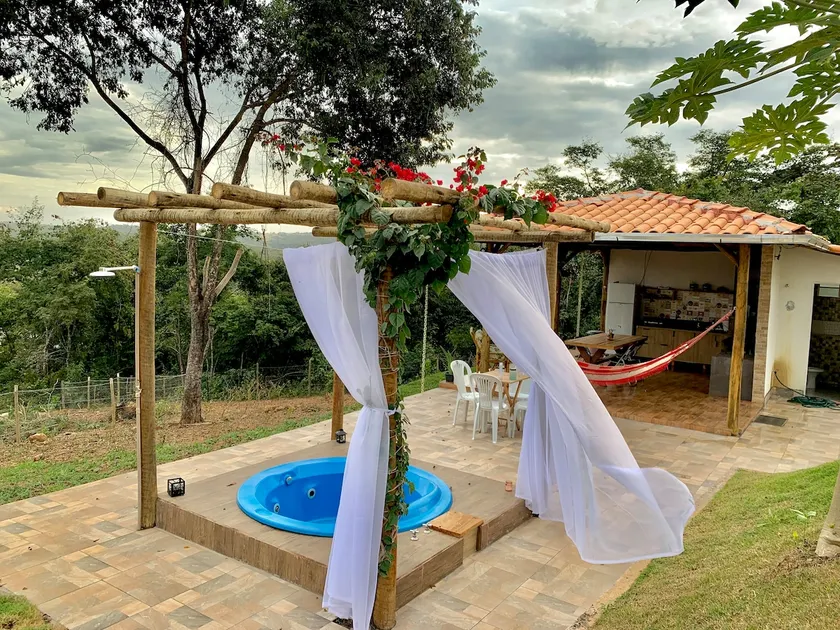 Chalet with Jacuzzi and access to Lake Corumbá - Image 1
