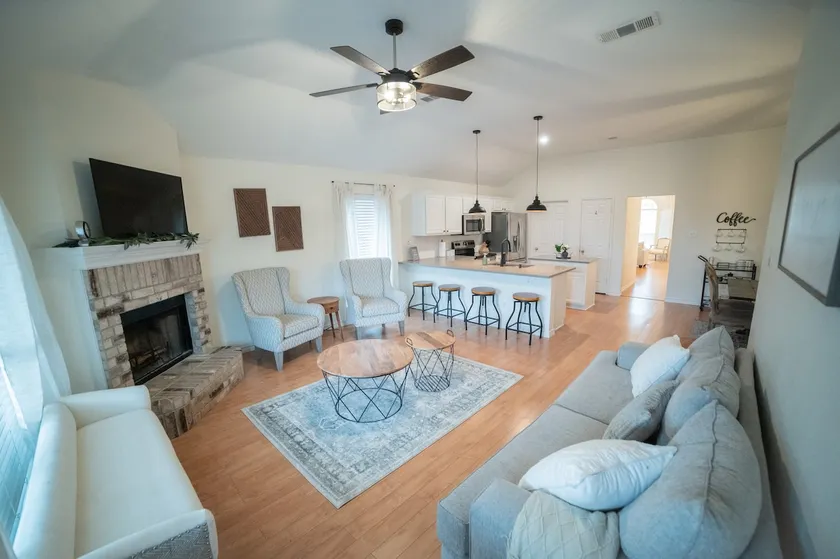 Cozy Modern Farmhouse with Pool & Hot Tub, 4BDs in Waxahachie - Image 1