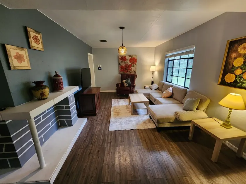 Cheerful 3 bedroom house with office, free parking - Image 1
