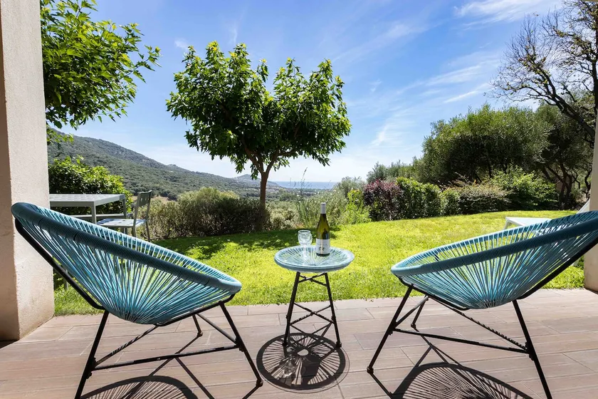 Garden flat, sea view, quiet, large garden - Image 1